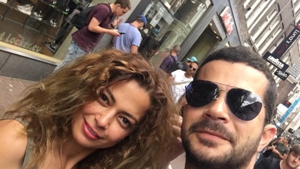 بالصور.. داليا مصطفى برفقة زوجها بامستردام