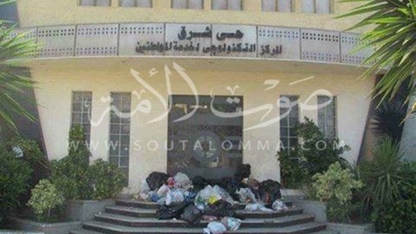 بالصور.. مواطنون بالاسكندرية يلقون القمامة أمام حي «شرق».. ويطالبون بتعميم الفكرة على جميع الأحياء.. اتهامات لـ«الحكومة» بالفشل في حل الأزمة.. و«مواطن»: «بندفع فلوس وغرقانين في الزبالة»