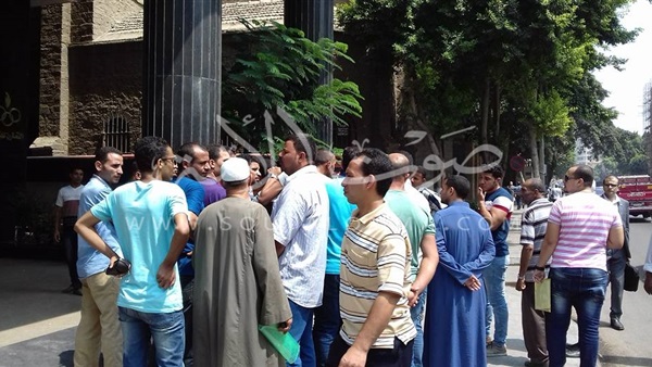 بالفيديو والصور.. وقفة احتجاجية لعمال «التعاون للبترول» أمام مقر الشركة