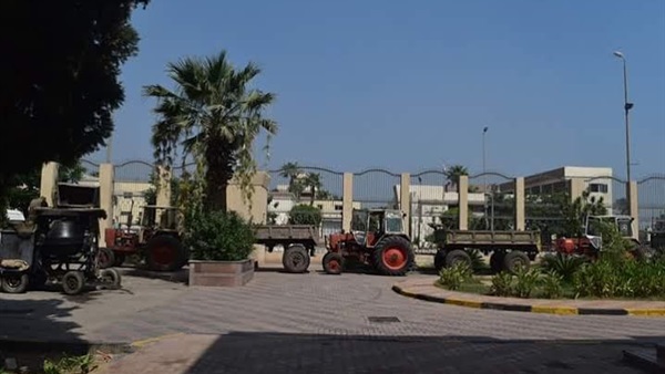 بالصور.. ضبط حالة تعدٍ على الطريق العام بالفيوم
