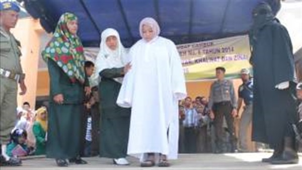 بالفيديو.. جلد 6 من الشباب والفتيات في إندونيسيا بسبب ممارستهم الزنا