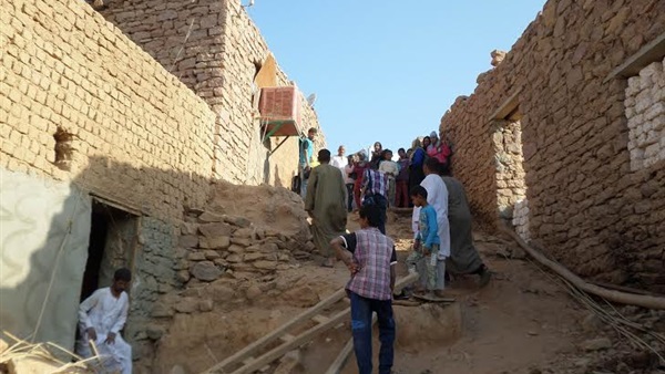 محاصرة أسرة أسفل أنقاض منزل منهار فى أسوان 