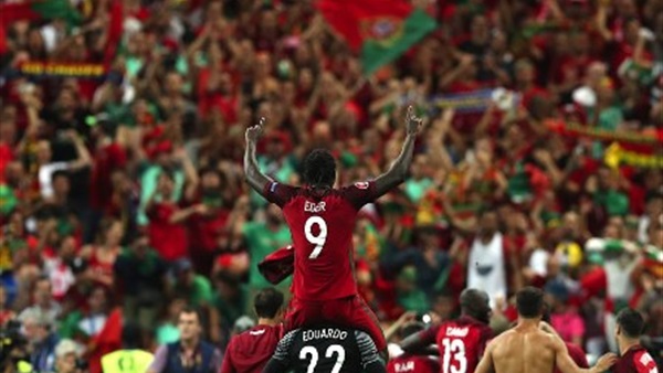 عناق جديد بين طفل برتغالي ومشجع فرنسي في نهائي يورو 2016