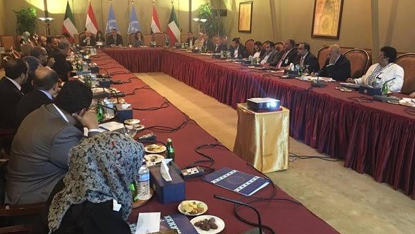 وفد الحكومة اليمنية يوقع مسودة اتفاق الأمم المتحدة ويستعد لمغادرة الكويت