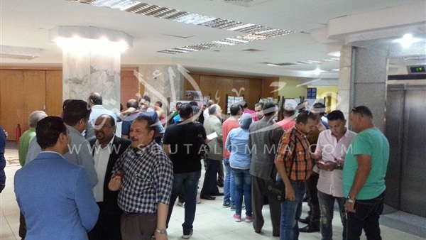 إحتشاد عدد من الصحفيين للإدلاء بأصواتهم  فى انتخابات النقاد الرياضين