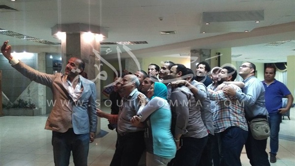بالفيديو والصور.. «شبانة» يحتفل بفوزه بـ«مقرر النقاد الرياضيين» بالتقاط الصور التذكارية 