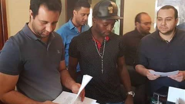 صورة.. ستانلي يوقع عقود انضمامه للزمالك
