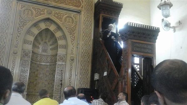 «مظهر شاهين» يعلن إلتزامة بالخطبة المكتوبة 