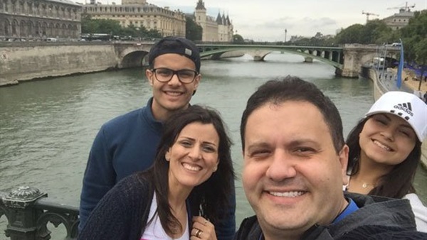 إدوارد ينشر صورة له أثناء قضاء إجازته بصحبة أسرته