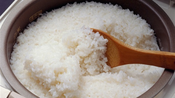 موظف الضرائب يطهو الأرز ليكشف كذب صاحب المطعم