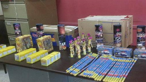 ضبط 500 قطعة ألعاب نارية مجهولة المصدر داخل مكتبة بشبرا الخيمة