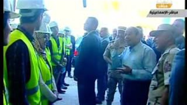 بالفيديو.. السيسي مداعبا طالب هندسة بقناة السويس: «حد يساعده»