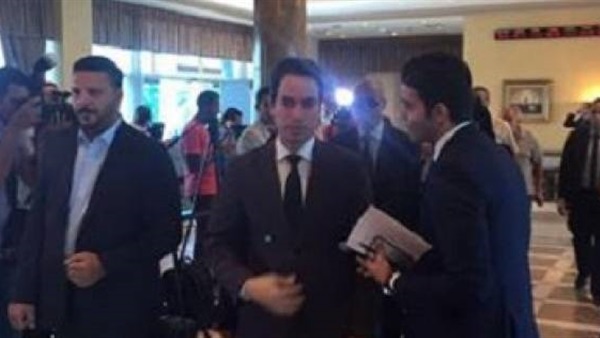 بالصور.. «المسلماني» يصل مطار القاهرة بصحبة أخوات وأقارب «زويل»