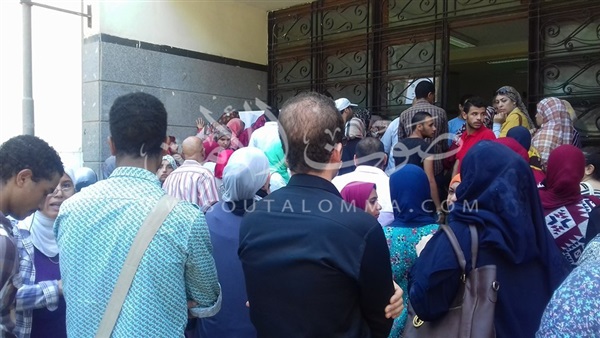 بالصور.. تزاحم شديد لطلاب المرحلة الثانية 
