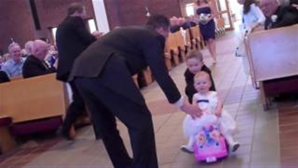 بالفيديو.. رد فعل المعازيم على طفلة تقدم الزهور وخاتم الزواج للعروس