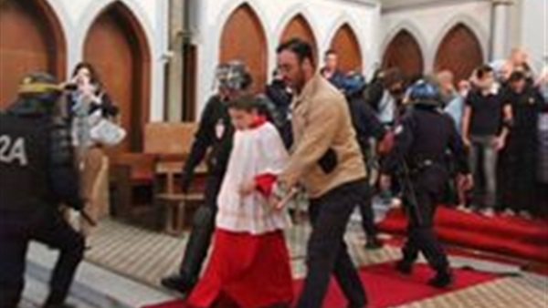 الشرطة الفرنسية تخلى كنيسة سانت ريتا بالقوة وتسحل المصلين لهدمها