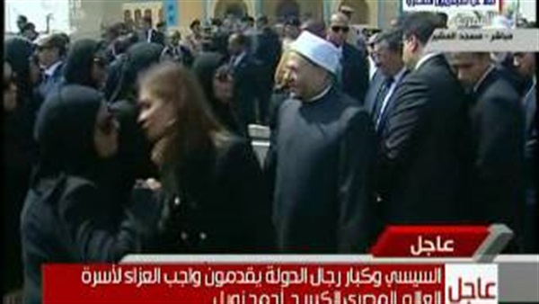 بالفيديو.. سحر نصر  تقدم العزاء لأسرة «زويل»