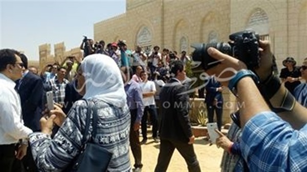 بالصور.. وصول جثمان العالم أحمد زويل إلى مقابر العائلة بـ6 أكتوبر