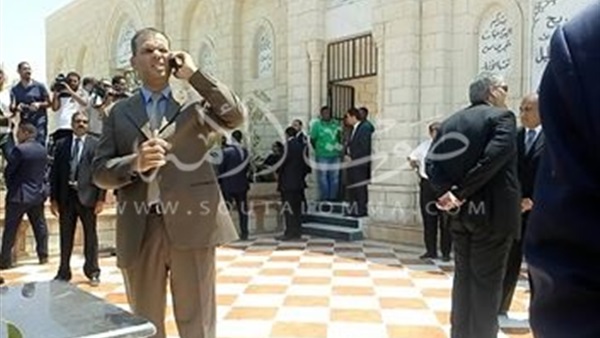 بالفيديو.. لحظة وصول جثمان أحمد زويل إلى مقبرته بـ 6 أكتوبر