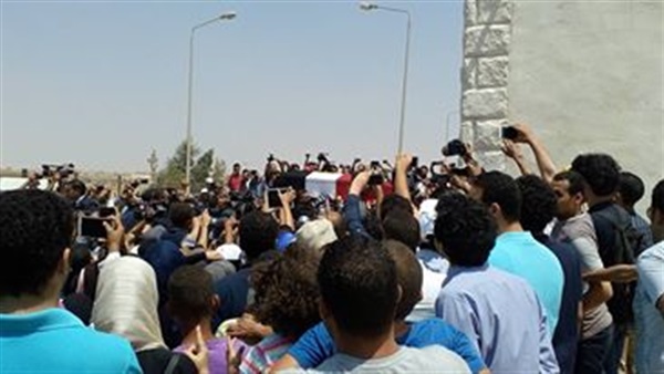 بالصور.. المئات يلقون النظرة الأخيرة على «زويل» أمام مقبرته 