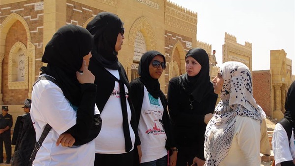 بالصور.. صدمة طلاب مدينة زويل بعد دفن جثمان العالم