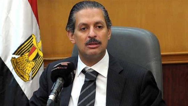 مدير الأكاديمية الدبلوماسية الكونجولية يهدي سفير مصر شهادة تقدير