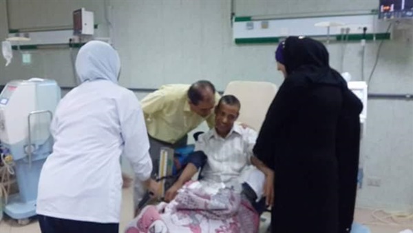 بالصور.. مدير مستشفى الباجور العام يوزع شيوكولاته علي المرضي