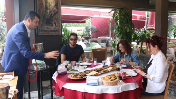 تفاصيل قصة حب إليسا مع شاب يصغرها بـ10 سنوات