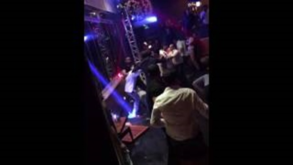 بالفيديو.. مشاجرة عنيفة بالزجاجات في ملهى ليلي بالأردن