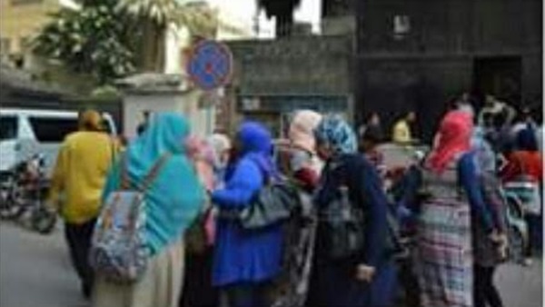 بالصور.. طلاب التمريض بدمياط يحجتون على التوزيع الإقليمى