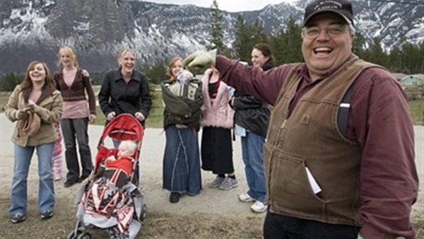 كندي متزوج من “27” امرأة يرفض تعدد الزوجات 