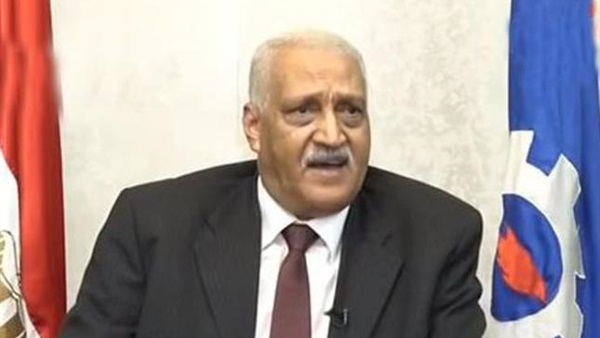 محافظ السويس يتسلم ملفا كاملا يحتوى على فساد جمعية منف