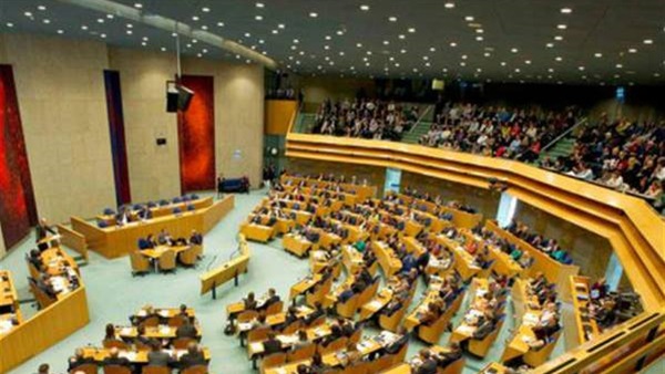 النائبات يوزعن «اللبان» تحت قبة البرلمان