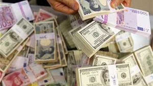 تباين في أسعار العملات الأجنبية.. والدولار يسجل 888 قرشًا