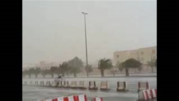 بالفيديو.. اصطدام سيارة بحاوية قمامة بسبب الرياح