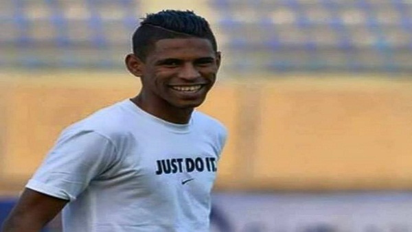 بالصورة..سعادة غامرة على «ريكو» بعد اعتماده لاعبا رسميا في الزمالك