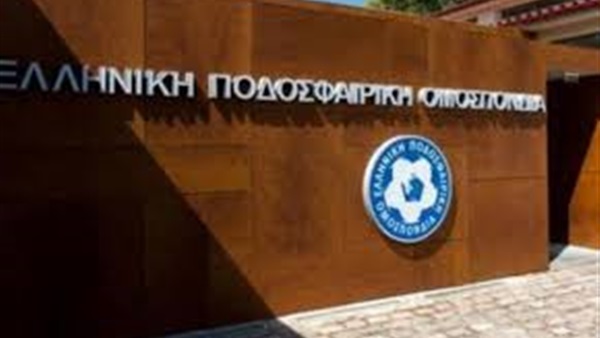 وزير الرياضة اليوناني يقرر تعليق بداية الدوري