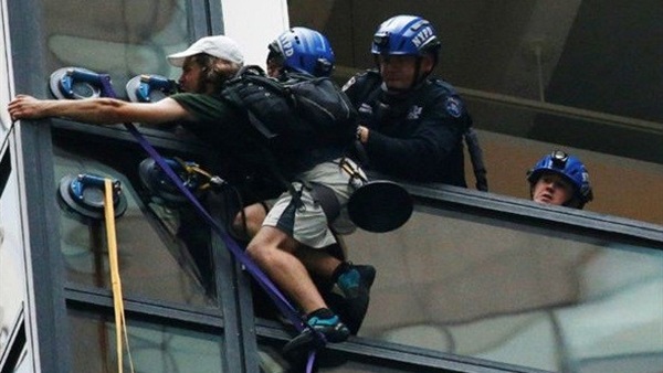 القبض على أمريكي تسلق برج ترامب في نيويورك لمقابلته