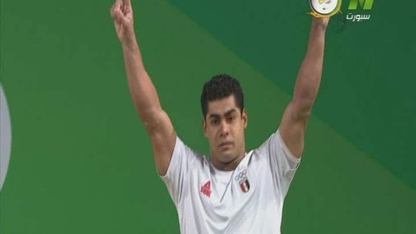 منح درع جامعة الفيوم لوالدة محمد إيهاب بطل مصر الأوليمبي 