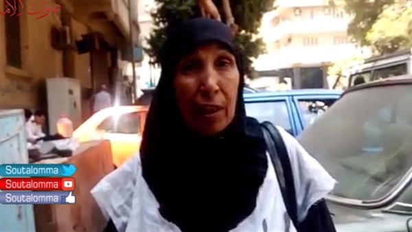 بالفيديو والصور.. سيدتين تطالب بتوظيف ابنائهم أمام باب الشكاوى