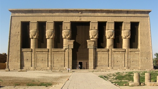 توافد العشرات من مختلف الجنسيات على معبد دندرة بقنا