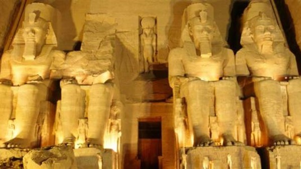 700 سائح من مختلف الجنسيات زاروا معبد أبو سمبل بأسوان بالأمس