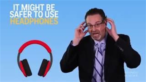 بالفيديو.. لهذا السبب لا تضع سماعات الأذنين في الصيف