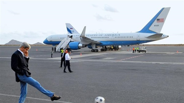 كيري "يتمرن" بكرة القدم في مطار الرأس الأخضر