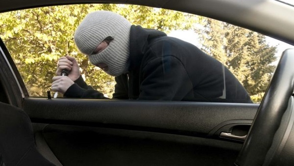 العثور على سيارة طبيب حال سرقتها من أمام مسجد بالعبور