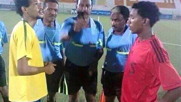 لأول مرة.. شقيقان يتنافسان في مباراة واحدة ووالدهما حكماً للقاء