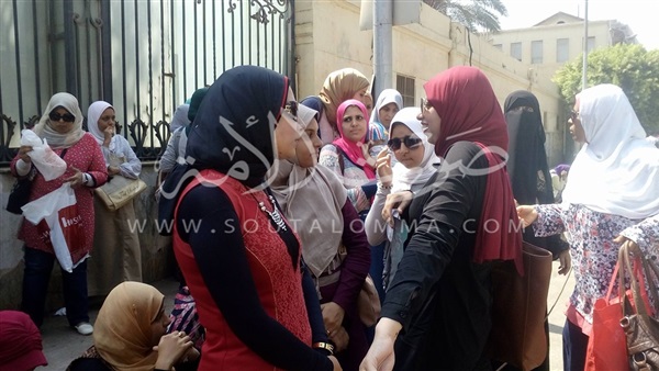 بالصور.. المعلمات المغتربات يتظاهرن أمام «التربية والتعليم»
