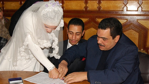 «المأذونية» تخالف الشرع.. مخالفات جسيمة بتزوير عقود الزواج.. إنتشار مكثف للضحايا بالمحافظات.. «الدفاتر الجديدة» تتسبب فى التلاعب بالمواطنين.. واحصائية تؤكد: 42% زواج فتيات تحت السن في الحضر