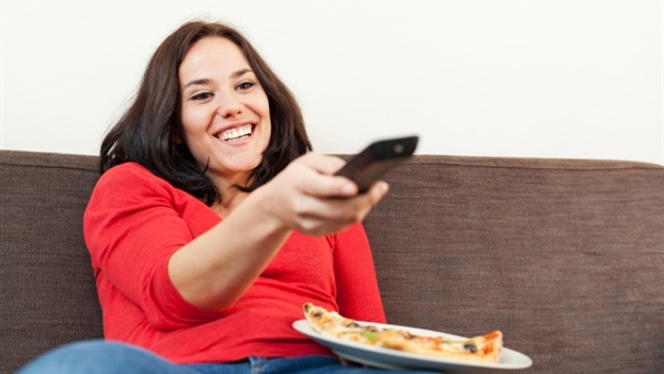 أخصائية تغذية تحذر من تناول الطعام أمام التلفزيون
