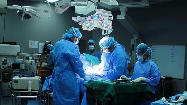 إجراء عملية بواسير لأب بالخطأ أثناء انتظاره ولادة طفله